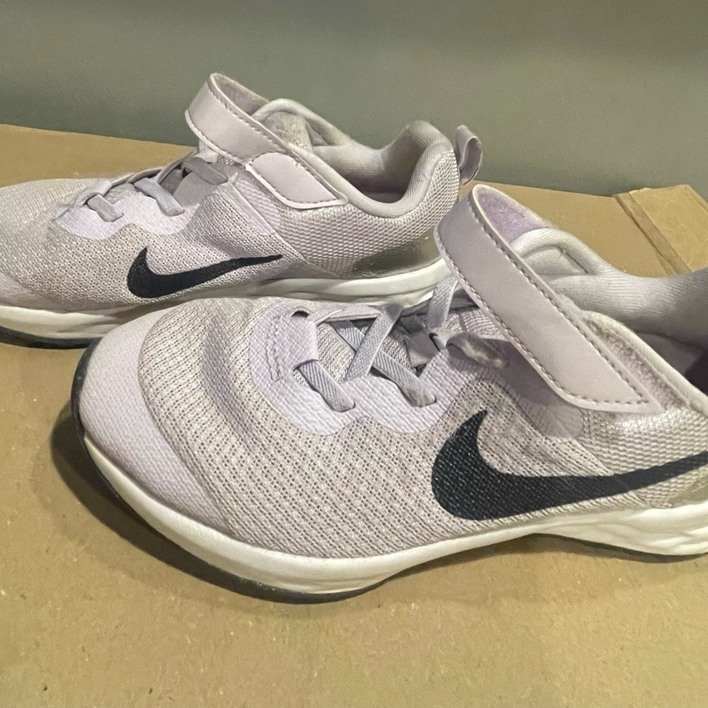 Nike Kids' Girls Light PurpleSneakers with Black Swoosh
